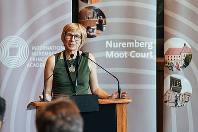 Petra Härtel, Verwaltungsleiterin der Internationalen Akademie Nürnberger Prinzipien, heißt die Teams willkommen.