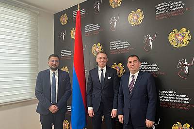 Mit dem stellvertretenden Justizminister von Armenien: Dr. Gurgen Petrossian, Prof. Dr. Christoph Safferling, Vizeminister Ara Mkrtchyan (von links nach rechts)
