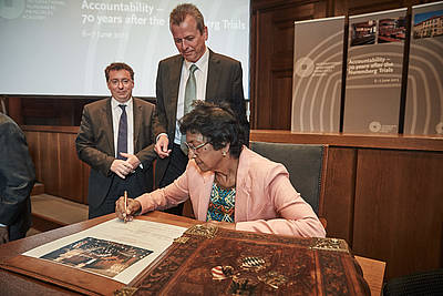 Navi Pillay signs the Golden Book of the City of Nuremberg