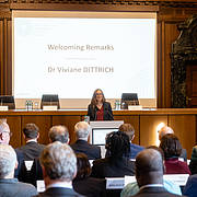 Die Stellvertretende Direktorin Dr. Viviane Dittrich begrüßt das Publikum.