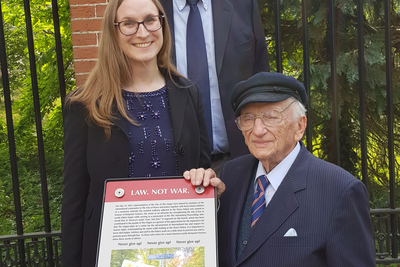 Ben Ferencz at the inauguration of the bench donated by him in front of the Peace Palace, with Deputy Director Dr Viviane Dittrich and former Director Klaus Rackwitz