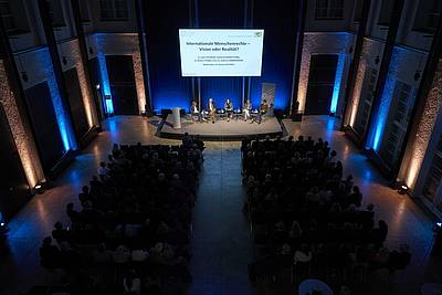 Panel discussion on “International Human Rights – Vision or Reality?“ with Dr. Julia Duchrow, Prof. Andreas Zimmermann, Dr. Viviane Dittrich, Gabriela Heinrich, and Dr. Ronen Steinke (from left to right) - photo: Bayerische Staatskanzlei / Henning Schacht