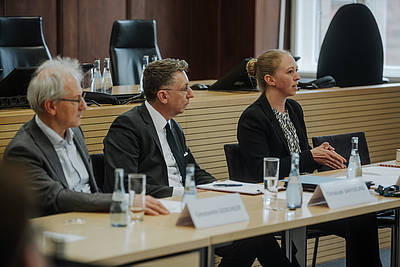 Ben Ferencz Workshop – Prof. Constantin Goschler, Prof. Christoph Safferling, Julia Reus (v. links nach rechts)