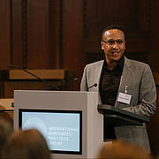 Dr. Nasser Ahmed, Vertreter der Stadt Nürnberg, bei seiner Begrüßungsrede