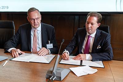 Klaus Rackwitz und Prof. Dr. Carsten Stahn unterzeichnen das Memorandum of Understanding