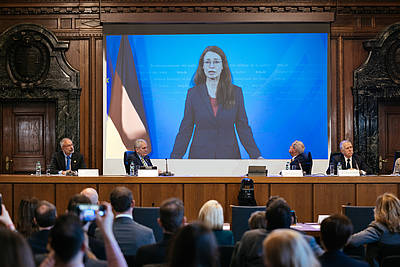 Dr. Angelika Schlunck, Staatssekretärin im Bundesministerium der Justiz wendet sich per Videobotschaft an die Teilnehmenden.