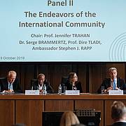 Panel II: "The Endeavors of the International Community" mit Botschafter Stephen J. Rapp, Prof. Dire Tladi, Prof. Jennifer Trahan und Dr. Serge Brammertz (from left to right)