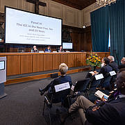 Panel VI – The ICC in the Next Five, Ten and 15 Years, mit Prof. Dr. Paola Gaeta (auf dem Bildschirm), Prof. Dr. Claus Kreß, Prof. Dr. Leila Nadya Sadat und Prof. Dr. Carsten Stahn (v.l.n.r.)