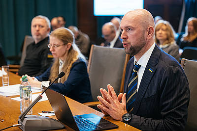Prof. Veronika Bílková (Berichterstatterin für den Moskauer Mechanismus der OSZE) und Roman Avramenko (Direktor der ukrainischen NGO Truth Hounds) (v. links nach rechts)