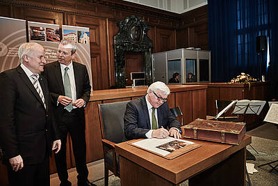 Foreign Minister Frank-Walter Steinmeier signs the Golden Book of the City of Nuremberg