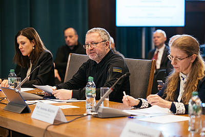 Roksolana Burianenko (Programmleiterin des ukrainischen Archivs bei Mnemonic), Andriy Kostin (Generalstaatsanwalt der Ukraine) und Prof. Veronika Bílková (Berichterstatterin für den Moskauer Mechanismus der OSZE)  (v. links nach rechts)