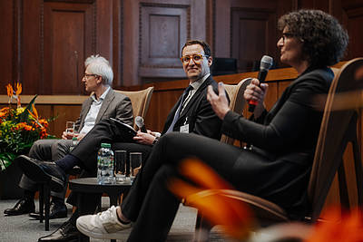 Ben Ferencz Gedenkveranstaltung – Prof. Constantin Goschler, Dr. Pablo Gavíra, Anja Listmann diskutieren die Ergebnisse der Workshops (v. links nach rechts).