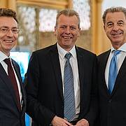 Lord Mayor Dr. Ulrich Maly (center) with the Vice-Presidents of the Advisory Council of the Nuremberg Academy, Prof. Christoph Safferling (left) and Dr. Serge Brammertz (right)