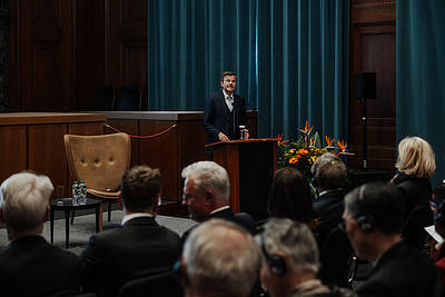 Ben Ferencz Gedenkveranstaltung – Oberbürgermeister Marcus König spricht zu den Teilnehmer:innen.