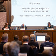 Diskussion zwischen Staatsministerin Katja Keul und Prof. Dr. Claus Kreß, moderiert von Dr. Viviane Dittrich