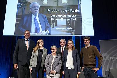 Klaus Rackwitz, Dr. Viviane Dittrich, Gabriela Heinrich, Prof. Andreas Zimmermann, Dr. Julia Duchrow, and Dr. Ronen Steinke (from left to right) - photo: Bayerische Staatskanzlei / Henning Schacht