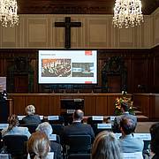 Henrike Claussen, Direktorin des Memorium Nürnberger Prozesse, gibt eine Präsentation über den Schwurgerichtssaal 600.