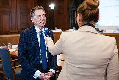 Direktor Prof. Dr. Christoph Safferling beim Interview mit dem Bayerischen Rundfunk