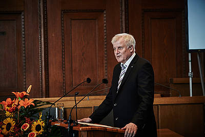 Minister-President Horst Seehofer welcomes the international audience