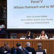 Panel V – Whose Outreach and to Whom?, mit Ibrahim Sorie Yillah (auf dem Bildschirm), Dr. Sarah Finnin, Sonia Robla und Prof. Dr. Raul Pangalangan (v.l.n.r.)