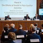 Panel II – The Effects of Denial in Post-Conflict Societies, mit Christian Schmidt, Alice Wairimu Nderitu, Moderatorin Darleen Seda, Dr. Serge Brammertz und Aimable Havugiyaremye (v.l.n.r)