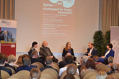 Dr. Heike Neuhaus, Prof. Dr. Heiner Bielefeldt, Dr. Viviane Dittrich, Andreas Schüller, und Prof. Dr. Anuscheh Farahat (v.l.n.r.) diskutieren zum Thema „Syrien - Straflosigkeit für Kriegsverbrechen?"