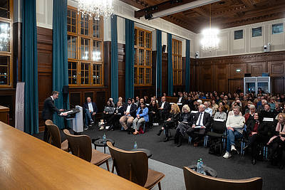 Direktor Professor Dr. Christoph Safferling eröffnet die Veranstaltung im Saal 600 des Nürnberger Justizpalasts.