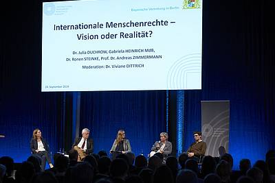 Nach der Filmvorführung setze sich eine Podiumsdiskussion mit der Frage "Internationale Menschenrechte - Vision oder Realität?" auseinander. - Foto: Bayerische Staatskanzlei / Henning Schacht