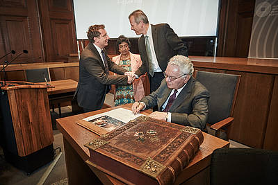Thomas Buergenthal signs the Golden Book of the City of Nuremberg