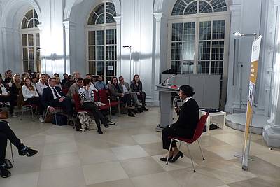 Dr. Navi Pillay discussing with students at the Human Rights Master's opening ceremony, photo: Centre for Human Rights Erlangen-Nürnberg 
