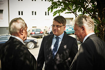 Bavarian Justice Minister Winfried Bausback with retired Federal Ministers Oscar Schneider (left) and Thomas Dickert (right), before the ceremony