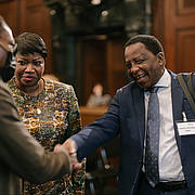 Dr. Chile Eboe-Osuji, Dr. Fatou Bensouda und Chief Charles Taku (v.l.n.r.)