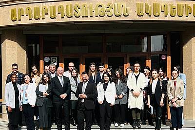 Gruppenfoto vor der armenischen Justizakademie