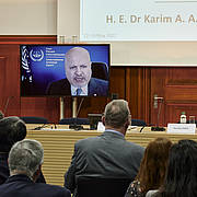 Der Ankläger des Internationalen Strafgerichtshofs, Dr. Karim A. A. Khan, hält seine Grundsatzrede (digitale Teilnahme)