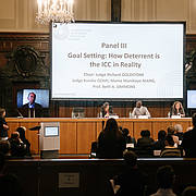 Panel III – Goal Setting: How Deterrent is the ICC in Reality, mit Prof. Dr. Richard Goldstone (auf dem Bildschirm), Prof. Dr. Kuniko Ozaki, Mame Mandiaye Niang und Prof. Dr. Beth A. Simmons (v.l.n.r.)