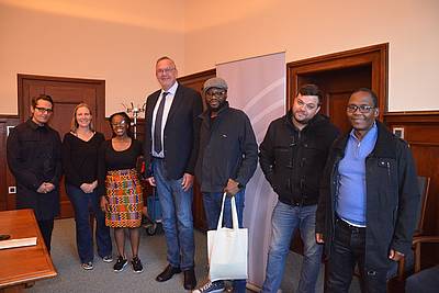 Der Direktor Klaus Rackwitz (Mitte) mit den Journalisten aus Südafrika